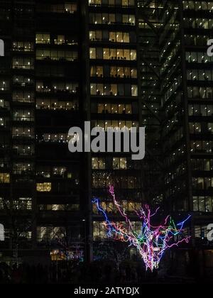 Canada Square Park Tree Lights a Canary Wharf durante Winter Lights 2020 al buio di notte Foto Stock