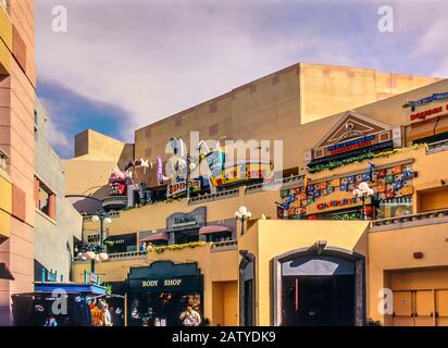 Vista parziale dell'interno del centro commerciale postmoderno Horton Plaza nell'area del centro citta'. Molti negozi e marchi e poche persone visibili. Foto Stock