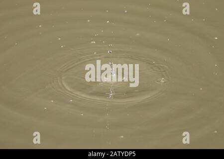 spruzzi fatti da gocce d'acqua in un canale Foto Stock