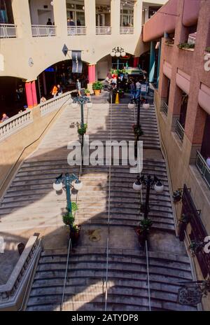 Vista parziale dell'interno del centro commerciale postmoderno Horton Plaza nell'area del centro citta'. Molti negozi e marchi e poche persone visibili. Foto Stock