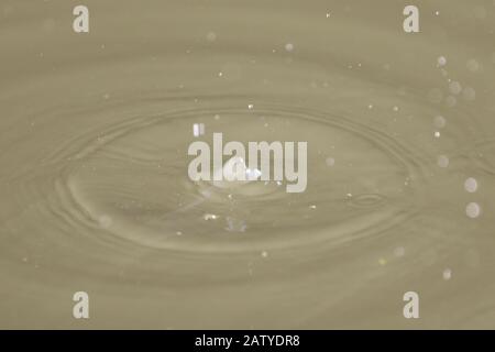 spruzzi fatti da gocce d'acqua in un canale Foto Stock