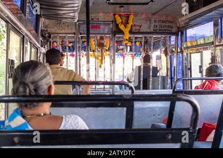Fontainhas, Panaji, Goa, India - 27 febbraio 2018: Interno di un autobus urbano indiano tradizionale con alcuni abitanti del posto visti da dietro Foto Stock