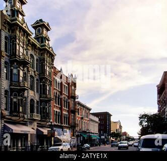 5th Avenue nel quartiere Gaslamp di San Diego, vicino all'incrocio con e Street, di fronte a sud Foto Stock