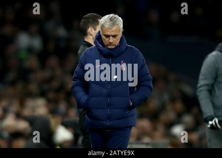 Tottenham Hotspur Stadium, Londra, Regno Unito. 5th Feb, 2020. Calcio Italiano Fa Cup, Tottenham Hotspur Contro Southampton; Tottenham Hotspur Manager Jose Mourinho - Rigorosamente Solo Per Uso Editoriale. Nessun utilizzo con audio, video, dati, elenchi di fixture, logo club/campionato o servizi "live" non autorizzati. Uso on-line in-match limitato a 120 immagini, senza emulazione video. Nessun utilizzo nelle scommesse, nei giochi o nelle singole pubblicazioni club/campionato/giocatore credito: Action Plus Sports/Alamy Live News Foto Stock