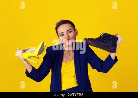 Quali scarpe scegliere? Sono confuso non lo so. Closeup puzzled donna scegliere scarpe da indossare scarpe alte o scarpe piatte Multiculturale Latina ragazza Foto Stock