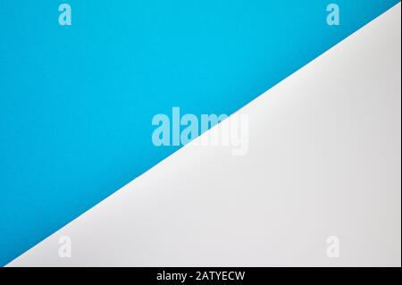 carta colorata diagonale in blu e bianco come foto di sfondo con copyspace Foto Stock