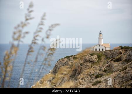 Faro in lontananza a Maiorca Foto Stock