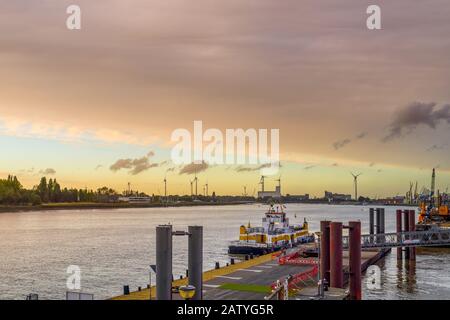 Anversa, Belgio - 08 ottobre 2019: Panorama di Anversa, vista dall'alto del fiume e della barca, lungo il fiume Foto Stock