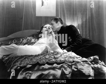 1932 , USA : GRETA GARBO e JOHN BARRYMORE in GRAND HOTEL ( 1932 ) di Edmund Goulding , da una commedia di Vicky Baum - Metro Godwin Mayer . A Foto Stock