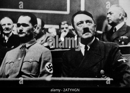 1930 , GERMANIA : il dittatore ADOLF HITLER con RUDOLF HESS ( Alessandria , Egipt 1894 - Penitenziario Spandau , Berlino 1987 ) - NAZISTA - NAZISTA - Foto Stock