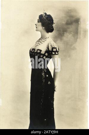 1890 c, PARIGI : la più celebrata bella Donna del mondo , la cantante italiana LINA CAVALIERI ( 1874 - 1944 ) , passando all'OPERA nel 1900 f Foto Stock