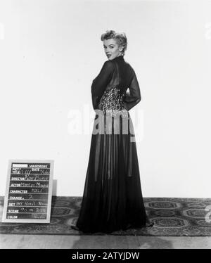 1952 , USA : l'attrice MARILYN MONROE ( 1926 - 1962 ) prova in costume per il film NON DISTURBARTI A BUSSARE ( la tua bocca brucia ) di Roy Baker - D. Foto Stock