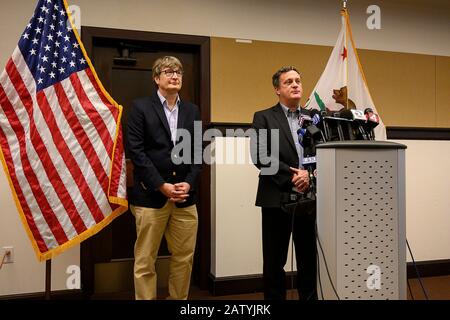 5 febbraio 2020, Fairfield, CA, USA: Henry Walke,(L) M.D., Team Lead per i Centri per il controllo E la prevenzione Delle Malattie (CDC) e Jason McDonald, Media Relations, parla del coronavirus e dell'evacuazione delle persone dalla Provincia di Hubei, Cina al Travis AFB al Solano County Events Center mercoledì 5 febbraio 2020 a Fairfield. (Credit Image: © Paul Kitagaki Jr./Zuma Wire) Foto Stock