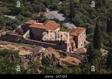 Vista Sopraelevata Della Chiesa Metropolitana Di San Demetrio (Agios Dimitiros) - Mystras, Grecia Foto Stock