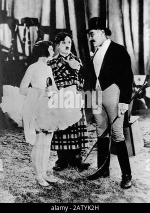 CHARLES CHAPLIN ( 1889 - 1977 ) NEL CIRCO ( 1928 - il Circo ) - Charlot - ballerina - vestaglia - vestaglia - cappello - cappello - frusta - frusta Foto Stock