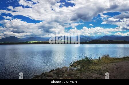 Vista della diga Liptovska Mara prima della pioggia con i monti Tatra sullo sfondo - Repubblica slovacca Foto Stock