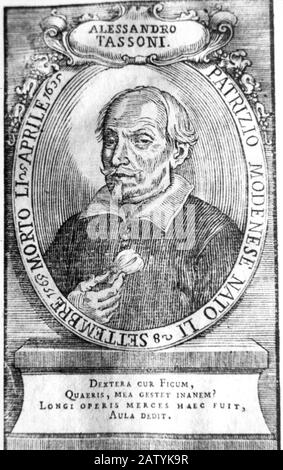 Il poeta italiano ALESSANDRO TASSONI ( Modena 1565 - 1635 ) , autore di ' la secchia rapita ' ( 1622 ) - incisione originale di un libro del XVII secolo Foto Stock