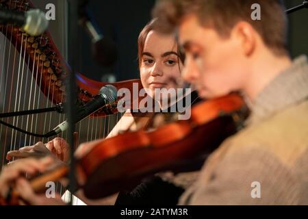 Giovani musicisti gaelici che si esibiscono presso Celtic Connections Foto Stock