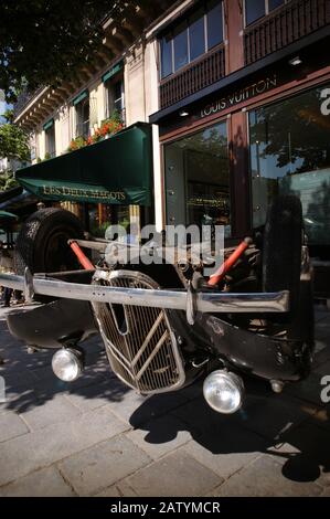 AUTO PARIGI - UNA CITROEN 11 CV SUL TETTO IN ST GERMAIN DES PRÉS VICINO AL CAFÉ DES DEUX MAGOTS E NEGOZIO DI MODA - PARIGI FRANCIA © FRÉDÉRIC BEAUMONT Foto Stock