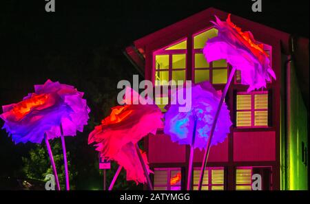 Festa dell'acqua e della luce all'interno del centro storico della città di Bressanone in Alto Adige - Italia - fontane colorate ed effetti luminosi sul fac Foto Stock