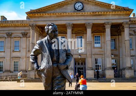 Stazione ferroviaria di Huddersfield e centro città Foto Stock