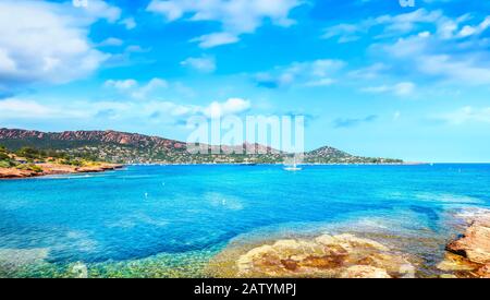 Baia di Agay panorama di Esterel mediterraneo rocce rosso costa, la spiaggia e il mare. Costa Azzurra in Cote d Azur vicino a Cannes, Provenza, in Francia, in Europa. Foto Stock