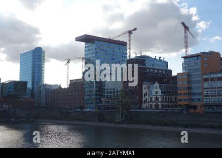 Edifici commerciali nel quartiere rigenerato MedienHafen (Media Harbor) di Dusseldorf, Germania. Foto Stock