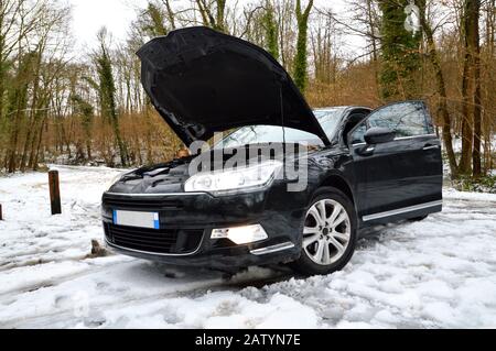 Un guasto auto, su una strada innevata durante l'inverno Foto Stock