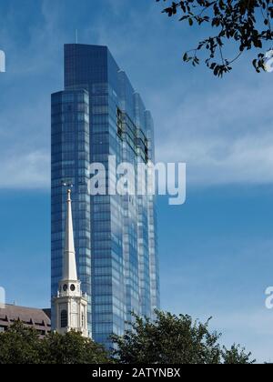 Millennium Tower e Park Street Church a Boston, Massachusetts, Stati Uniti Foto Stock