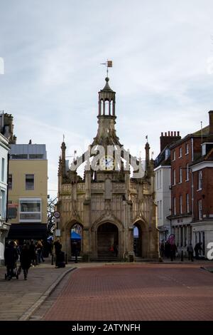 La torre dell'orologio chichester attraversa il centro di Chichester, nel Sussex occidentale Foto Stock