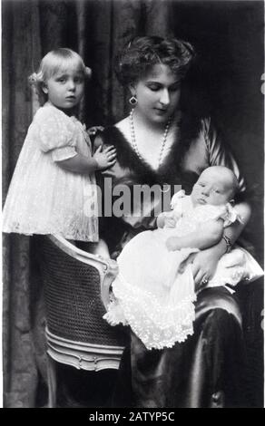 1911 C: La Regina di Spagna VITTORIA EUGENIA di BATTEMBERG (Inghilterra, 1887-1971) moglie del re Alfonso XIII di BORBONE (1886 - Foto Stock