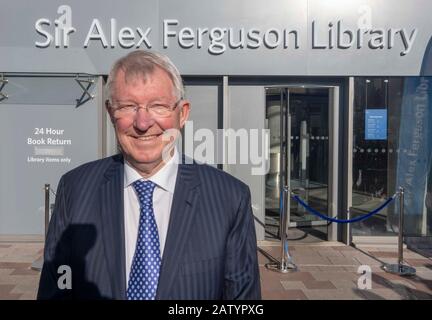 Sir Alex Ferguson apre una biblioteca che prende il nome in suo onore all'Università Caledoniana di Glasgow Foto Stock
