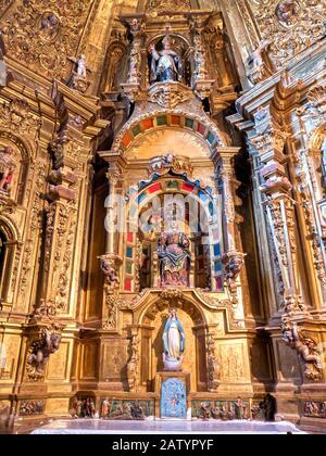 Retablo del Rosario. Iglesia gótica de Santa María la Real. Sasamón. Burgos. Castilla León. España Foto Stock