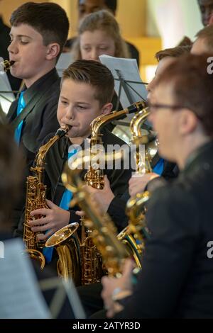 Bambini e giovani che suonano in orchestra giovanile Foto Stock