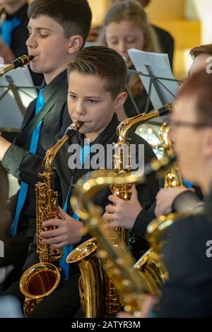 Bambini e giovani che suonano in orchestra giovanile Foto Stock