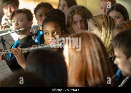 Bambini e giovani che suonano in orchestra giovanile Foto Stock