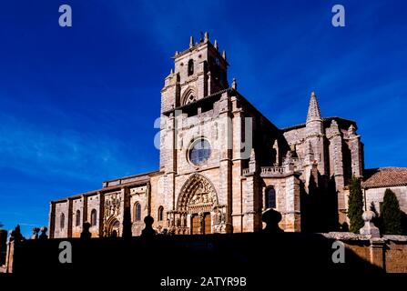 Iglesia gótica de Santa María la Real. Sasamón. Burgos. Castilla León. España Foto Stock