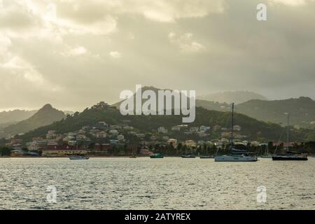 Vista Alba della baia Rodney con yacht ancorati nella laguna, Santa Lucia, Mar dei Caraibi Foto Stock