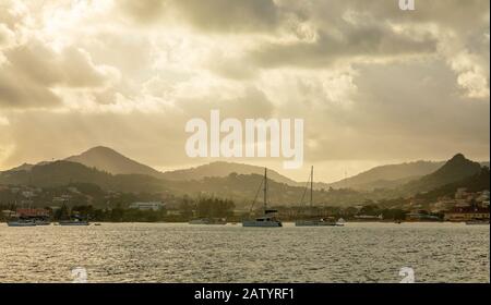 Vista Alba della baia Rodney con yacht ancorati nella laguna, Santa Lucia, Mar dei Caraibi Foto Stock