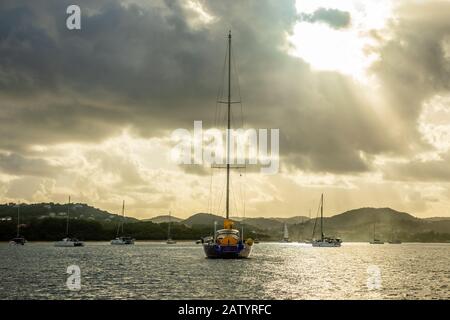 Vista al tramonto della baia Rodney con yacht ancorati nella laguna, Santa Lucia, Mar dei Caraibi Foto Stock