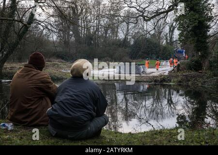 Denham, Regno Unito. 5 Febbraio 2020. Gli attivisti ambientali monitorano i lavori per il collegamento ferroviario ad alta velocità HS2 a Denham Ford. Si prevede che lavori imminenti nelle vicinanze includano la abbattimento di alberi antichi e la costruzione di un ponte Bailey e di un complesso in una riserva naturale che fa parte di un sito di importanza metropolitana per la conservazione della natura (SMI). Credit: Mark Kerrison/Alamy Live News Foto Stock