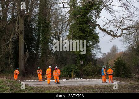 Denham, Regno Unito. 5 Febbraio 2020. Ingegneri e guardie di sicurezza indagine terra cancellata presso il Buckinghamshire Golf Club nella Valle di Colne per lavori progettati in combinazione con il collegamento ferroviario ad alta velocità HS2, tra cui la abbattimento di alberi antichi in una riserva naturale sul lato opposto del fiume Colne e la costruzione di un Bailey ponte sul fiume. Gli attivisti ambientali occupano alberi nel Denham Country Park nel tentativo di impedire o ostacolare il lavoro. Credit: Mark Kerrison/Alamy Live News Foto Stock