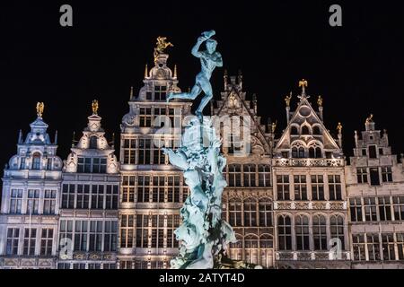 Vista notturna della Fontana di Brabo e delle sale da gilda barocche nella storica piazza Grote Markt, nel quartiere della città vecchia di Anversa, nelle Fiandre, in Belgio Foto Stock