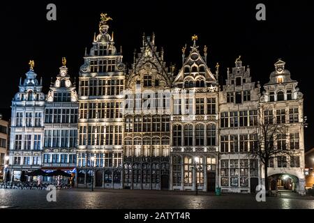 Facciate di sale corporative barocche nella storica piazza Grote Markt nel quartiere storico di Anversa, Fiandre, Belgio, Europa Foto Stock