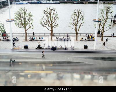 Guardando verso il basso sul terrapieno di Southbank al di fuori del Royal Festival Hall, Londra, Inghilterra, Regno Unito Foto Stock