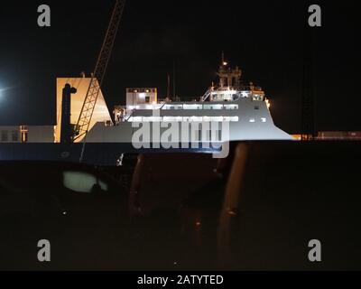 Sheerness, Kent, Regno Unito. 5th Feb, 2020. La controversa nave Saudita 'Bahri Yanbu' ormeggiata nel porto di Sheerness questa sera. La nave era originariamente dovuta al molo di Anversa alcuni giorni fa, e poi a Tilbury, ma entrambe sono state abbandonate a causa dei manifestanti. Credito: James Bell/Alamy Live News Foto Stock