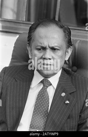 Premier Lubbers riceve il ministro indonesiano della tecnologia Habibie presso il primo ministro di residenza B. J. Habibie Data: 6 giugno 1983 luogo: L'Aia, Sud Olanda Parole Chiave: Ministri, ritratti, visite di Stato Nome persona: Habibie, Bacharuddin Jusuf Foto Stock