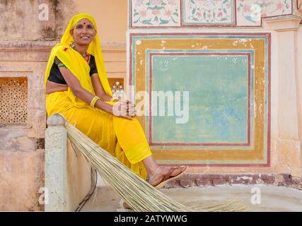 Donna indiana nel tradizionale sari Foto Stock