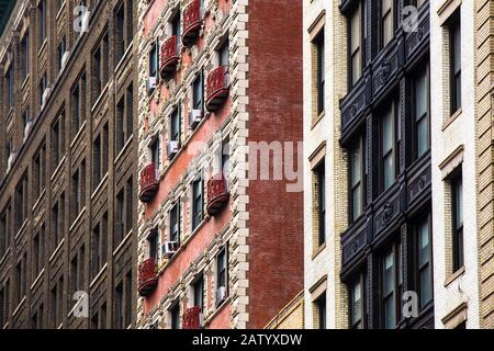 Architettura del New York City Apartment Building vista dall'esterno Foto Stock