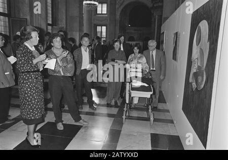 Regina Beatrix ha assegnato borse per la pittura libera in Palazzo reale; Regina Beatrix con gli artisti vincitori Frederik Data: 10 ottobre 1986 Parole Chiave: Medaglie, ARTISTI, BORSE, palazzi Nome Persona: Beatrix, Regina, Frederick van Kleef Foto Stock